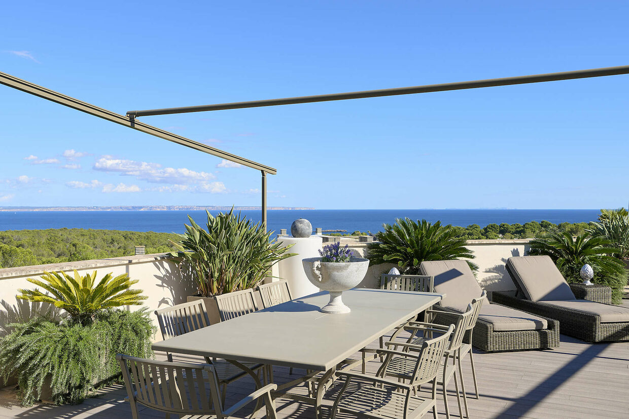 Sea view penthouse with sea access