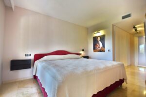 009 Hauptschlafzimmer mit Kleiderschränken