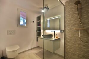 011 Hauptbad mit Dusche