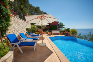 Mediterrane Villa mit Meerblick und Ferienlizenz