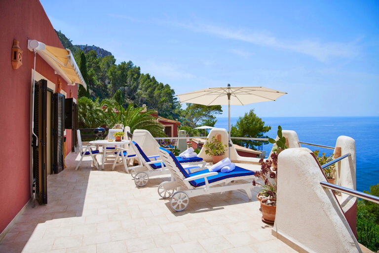 Mediterrane Villa mit Meerblick und Ferienlizenz