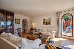 Mediterrane Villa mit Meerblick und Ferienlizenz-06