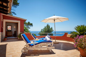 Mediterrane Villa mit Meerblick und Ferienlizenz