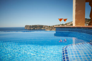 Mediterrane Villa mit Meerblick und Ferienlizenz