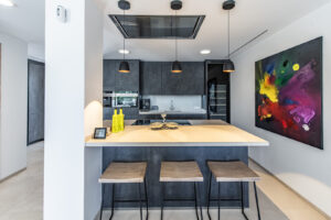 Kitchen and breakfest area