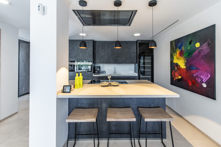 Kitchen and breakfest area