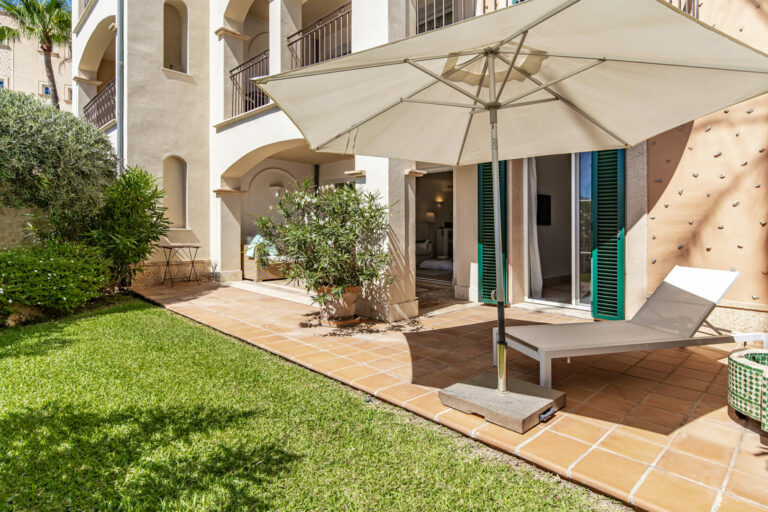 Medium Ress_Sonnenterrasse und Garten _ Sun terrace and garden