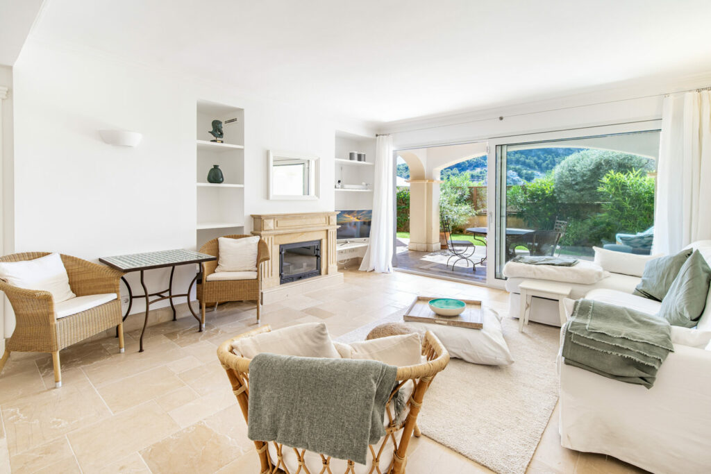 Medium Ress_Wohnbereich mit Gartenzugang _ Living area with garden access