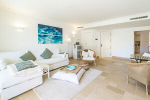 Medium Ress_Wohn-Essbereich _ Living-dining area