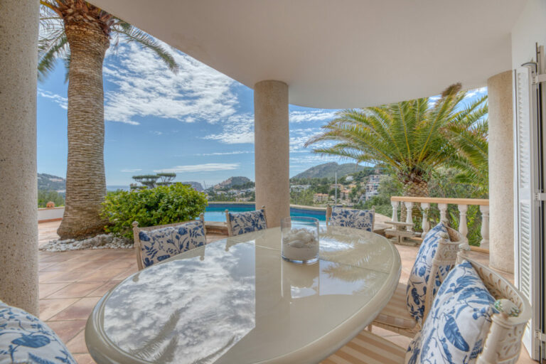 Mediterrane Villa mit traumhaftem Meer- und Hafenblick