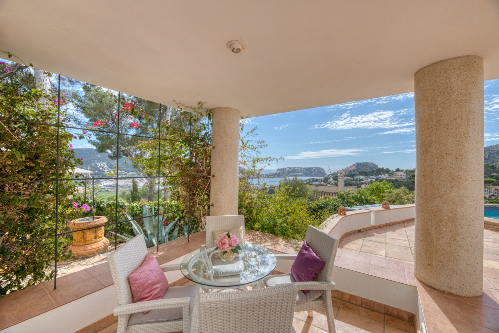 Mediterrane Villa mit traumhaftem Meer- und Hafenblick