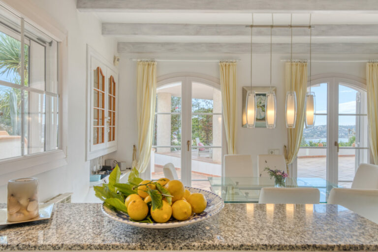 Mediterrane Villa mit traumhaftem Meer- und Hafenblick